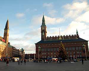 City hall Square met rechts het stadhuis van Kopenhagen