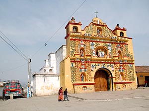 De kleurrijke kerk van San Andres Xécul.