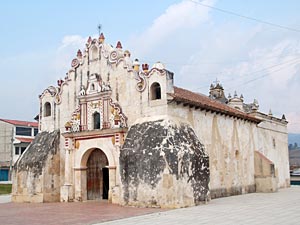 Het oudste katholieke kerkje van Midden-Amerika staat in Salcaja.