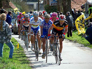 De koplopers waar Serge Baguet het tempo opdrijft, gevolgd door Paolo Bettini en Tom Boonen. Links van Tom Boonen herkennen we ook Peter Van Petegem.