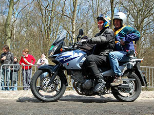 Enduro-moto's i.p.v. gewone motoren, hier een persfotograaf.