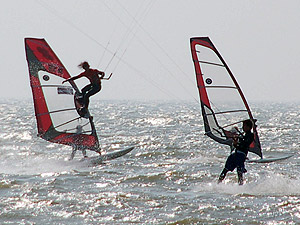 Kite surfen en windsurfen.