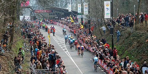 Amstel Gold Race 2006 (Cauberg). Een groep renners, waaronder Serge Baguet, rijdt naar de finish.