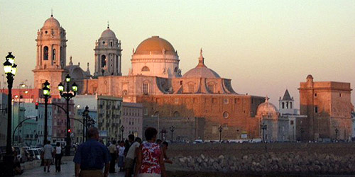 Oranje kleurende kerk van Cadiz door de ondergaande zon
