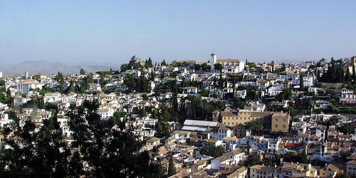 Uizicht op de witte huisjes van Granada