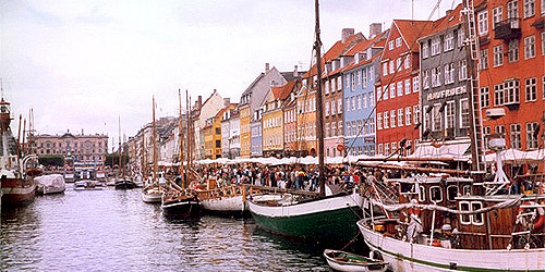 Kleurrijke gevels aan het water in Kopenhagen