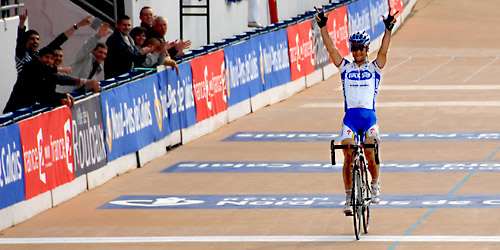 Winnaar Tom Boonen voor de derde keer als winnaar over de finish in Roubaix