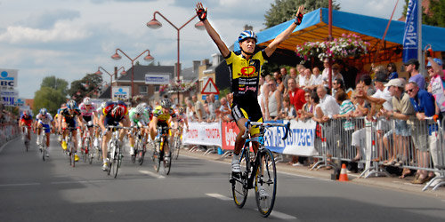 Aankomst Ronde van Vlaanderen voor junioren in Herzele: Joeri Stallaert wint voor Dehaes en Callebaut