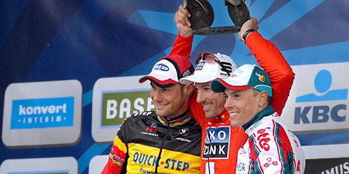 Podium Ronde van Vlaanderen 2010: Fabian Cancellara voor Tom Boonen en Philippe Gilbert
