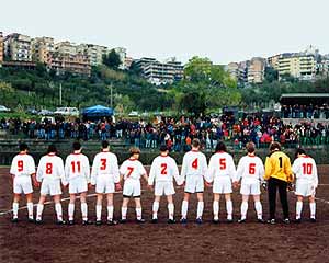 Spelers tijdens volkslied in Castel Madama