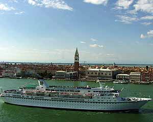 Cruise schip met centrum Venetië in de achtergrond