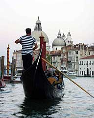 Gondel met gondelier in Venetië