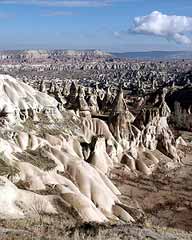Zicht over rotsformaties in Cappadocië