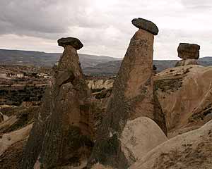 Kegels met rotsblok op in Cappadocië