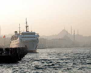 Vissers, schip en op de achtergrond Suleymaniye Moskee