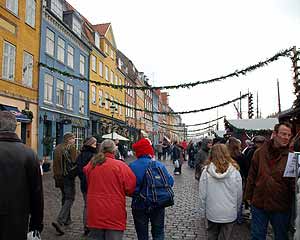 Nyhavn met zijn gekleurde gevels en kerstmarktje