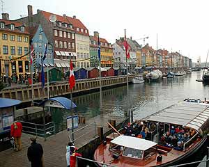 Nyhavn met zijn gekleurde gevels en kerstmarktje