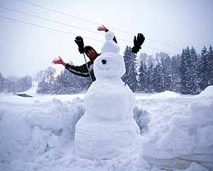 Hannes en sneeuwman in Fieberbrunn... mit die Hände zum Himmel :-)