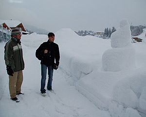 Hannes en Ben bij de sneeuwman in Fieberbrunn na een nachtje sneeuwen