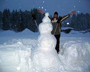Hannes en sneeuwman in Fieberbrunn... mit die Hände zum Himmel :-)