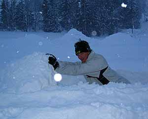 Stijn rolt bol voor sneeuwman in Fieberbrunn