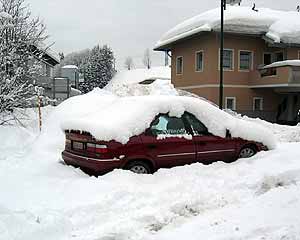 Onze auto onder de sneeuw