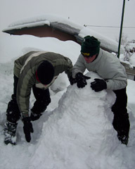 Hannes en Stijn maken sneeuwvrouw