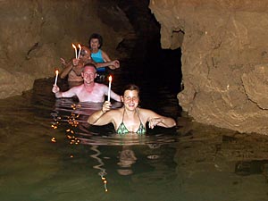 De grot “Las Marias” nabij Semuc Champey was een avontuurlijke uitstap met natte voeten.