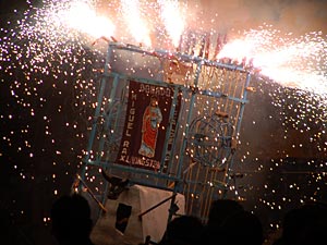 Fiesta in Rio Dulce, nog een echt volksfeest! Wel gevaarlijke vuurwerktradities.