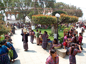 De gezellige drukte op het plein in Sololá.