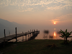Sunrise in San Pedro la Laguna aan het lago Atitlan.