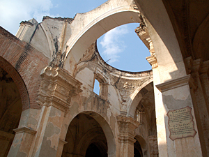 De ruïnes van de oude kathedraal in Antigua.