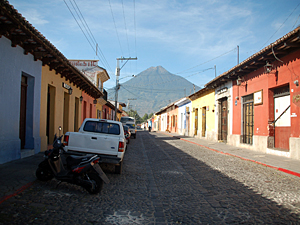 De kleurrijke huizen in Antigua met de Agua volcano op de achtergrond.