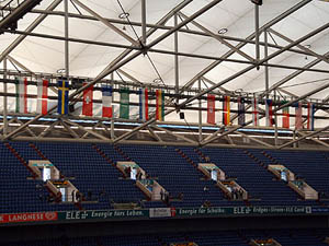 De vlaggen van de landen die deelnemen aan het WK2006 hangen in het stadion