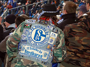 FC Schalke 04 Nordcurve symbool bij uitstek: het stoere jeansvestje