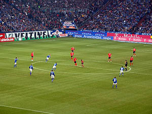 De aftrap van de wedstrijd FC Schalke 04 - Eintracht Frankfurt