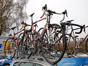 De fietsen van de renners van Quickstep Innergetic met vooraan de witte fiets van Tom Boonen.