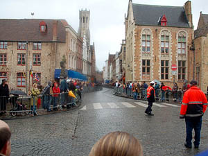 Niet alleen volk op de markt in Brugge, maar ook in de omliggende straten.