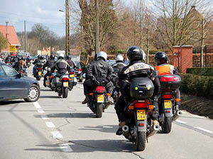 De moto is het ideale vervoersmiddel om de Ronde op de voet te kunnen volgen.