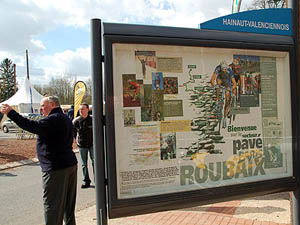Informatiebord om de mensen welkom te heten op een kasseistrook van Paris-Roubaix.