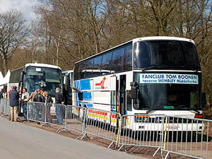 Met bussen Tom Boonen fans zakte men af naar het bos van Wallers.