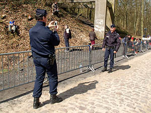 Franse politieagenten amuseren zich in het bos van Wallers.