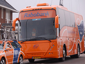 Mascotte Rabobank bewaakt de rennersbus.