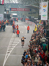 De Eddy Merckx lookalike rijdt naar de finish.