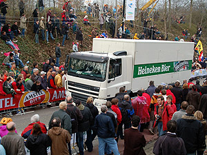 Een vrachtwagen van Heineken op de Amstel-omloop terwijl de meesten Bavaria drinken... moet kunnen