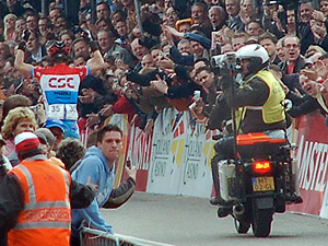 Frank Schleck met de handen in de lcuht als overwinnaar Amstel Gold Race 2006