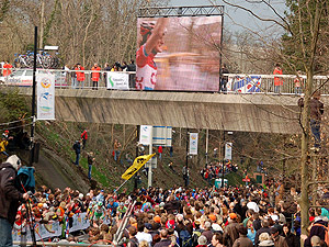 De TV-beelden van Tom Boonen en Cancellara die hun overwinning vieren zagen we thuis, hier zien we de TV-beelden van Schleck op het reuzenscherm.