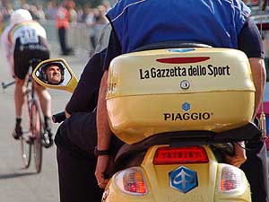 Rogers op de achtergrond, een typisch Italiaanse Vespa volgt.