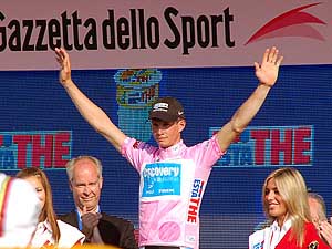 Paolo Savoldelli neemt de roze trui.