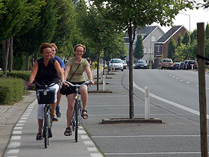 Ingrid en Carina met Stijn achter hen op de Martijn Van Torhoutstraat.